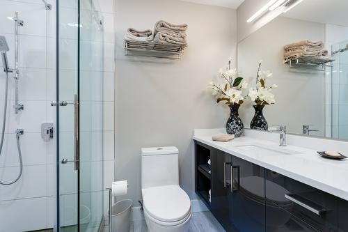 309-1385 Bertram Street, Kelowna, BC - Indoor Photo Showing Bathroom