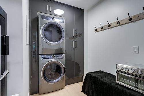 309-1385 Bertram Street, Kelowna, BC - Indoor Photo Showing Laundry Room