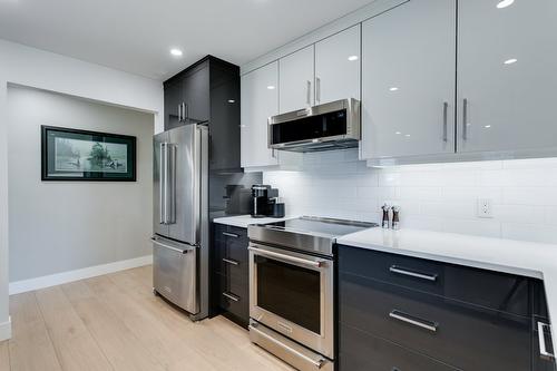 309-1385 Bertram Street, Kelowna, BC - Indoor Photo Showing Kitchen With Stainless Steel Kitchen With Upgraded Kitchen