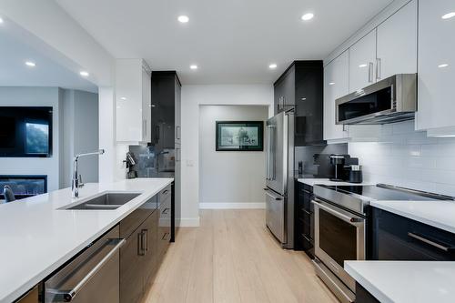 309-1385 Bertram Street, Kelowna, BC - Indoor Photo Showing Kitchen With Stainless Steel Kitchen With Double Sink With Upgraded Kitchen