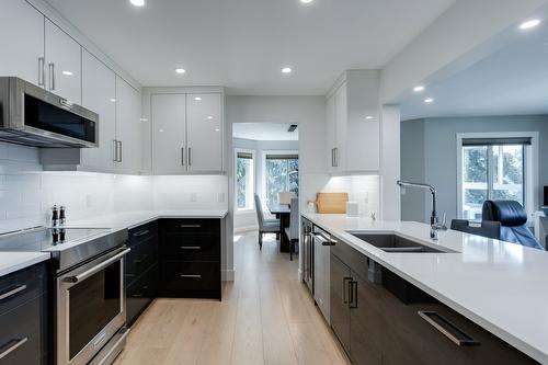 309-1385 Bertram Street, Kelowna, BC - Indoor Photo Showing Kitchen With Stainless Steel Kitchen With Double Sink With Upgraded Kitchen