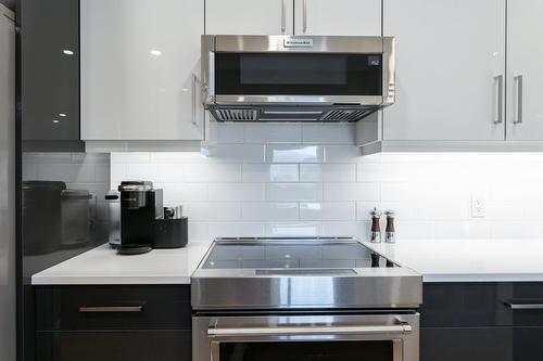 309-1385 Bertram Street, Kelowna, BC - Indoor Photo Showing Kitchen With Upgraded Kitchen