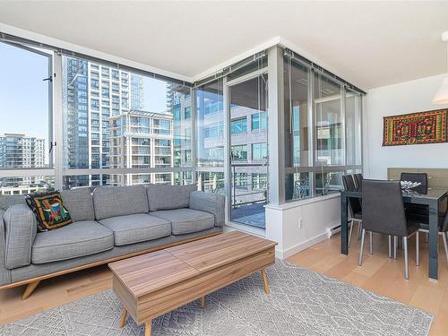 802-732 Cormorant St, Victoria, BC - Indoor Photo Showing Living Room