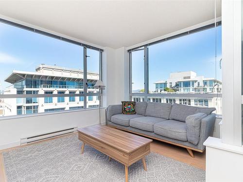 802-732 Cormorant St, Victoria, BC - Indoor Photo Showing Living Room