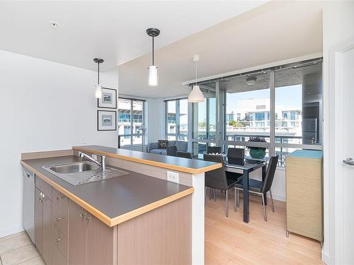 802-732 Cormorant St, Victoria, BC - Indoor Photo Showing Kitchen