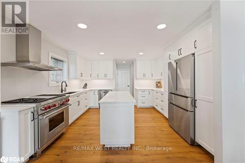 38 Willow Drive, Tiny, ON - Indoor Photo Showing Kitchen With Upgraded Kitchen