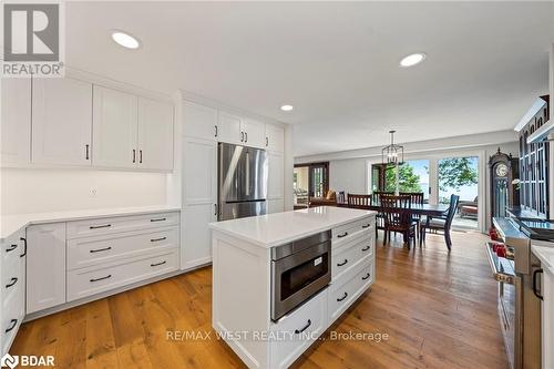 38 Willow Drive, Tiny, ON - Indoor Photo Showing Kitchen