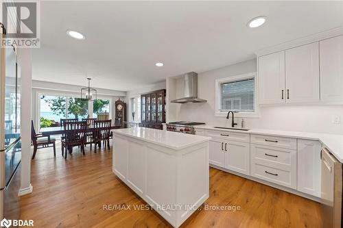 38 Willow Drive, Tiny, ON - Indoor Photo Showing Kitchen With Upgraded Kitchen