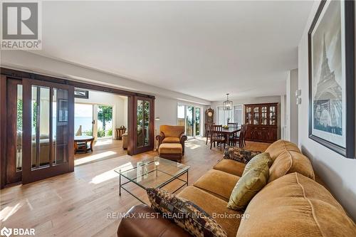 38 Willow Drive, Tiny, ON - Indoor Photo Showing Living Room