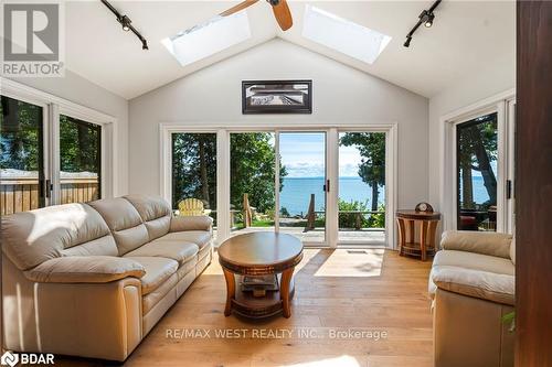 38 Willow Drive, Tiny, ON - Indoor Photo Showing Living Room