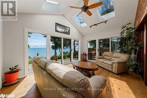 38 Willow Drive, Tiny, ON - Indoor Photo Showing Living Room