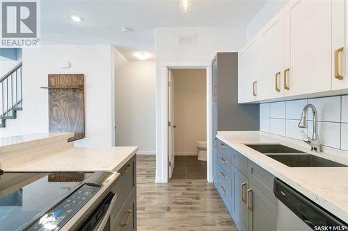 453 L Avenue S, Saskatoon, SK - Indoor Photo Showing Kitchen With Double Sink With Upgraded Kitchen