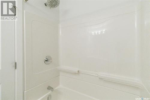 453 L Avenue S, Saskatoon, SK - Indoor Photo Showing Bathroom