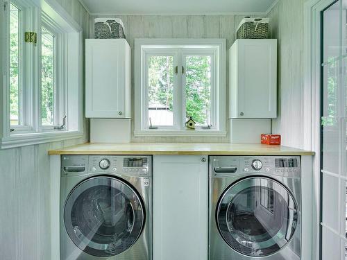 Salle de lavage - 20 Av. Vital, Saint-Sauveur, QC - Indoor Photo Showing Laundry Room