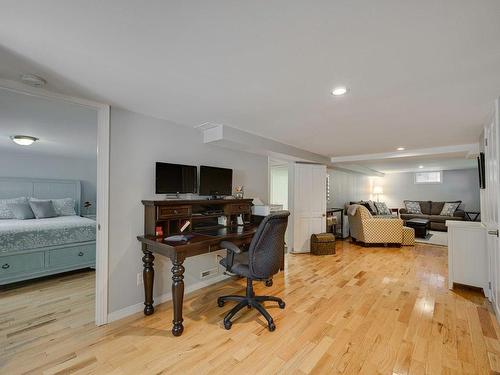 Salle familiale - 20 Av. Vital, Saint-Sauveur, QC - Indoor Photo Showing Bedroom