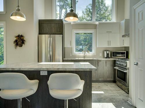 Cuisine - 2174 Ch. Du Golf, Sainte-Lucie-Des-Laurentides, QC - Indoor Photo Showing Kitchen With Upgraded Kitchen