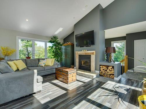 Salon - 2174 Ch. Du Golf, Sainte-Lucie-Des-Laurentides, QC - Indoor Photo Showing Living Room With Fireplace