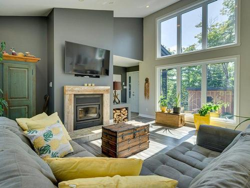 Salon - 2174 Ch. Du Golf, Sainte-Lucie-Des-Laurentides, QC - Indoor Photo Showing Living Room With Fireplace