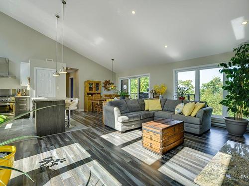 Vue d'ensemble - 2174 Ch. Du Golf, Sainte-Lucie-Des-Laurentides, QC - Indoor Photo Showing Living Room