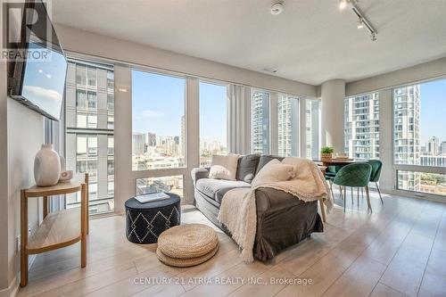 2711 - 60 Shuter Street, Toronto, ON - Indoor Photo Showing Living Room