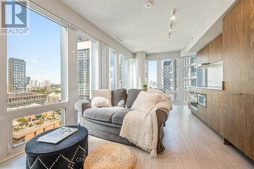 2711 - 60 Shuter Street, Toronto, ON - Indoor Photo Showing Living Room