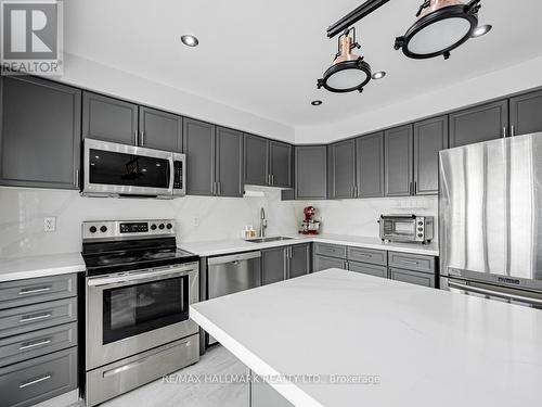 59 Harrongate Place E, Whitby (Taunton North), ON - Indoor Photo Showing Kitchen With Double Sink With Upgraded Kitchen