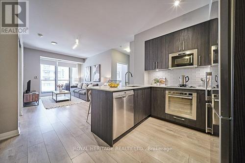 530 - 99 Eagle Rock Way, Vaughan (Maple), ON - Indoor Photo Showing Kitchen With Upgraded Kitchen