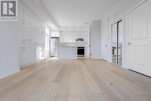 U209 - 9560 Islington Avenue, Vaughan, ON - Indoor Photo Showing Kitchen