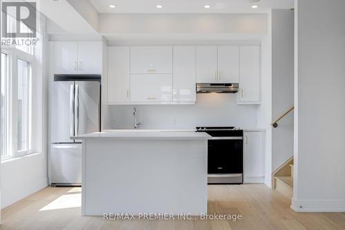 U209 - 9560 Islington Avenue, Vaughan, ON - Indoor Photo Showing Kitchen