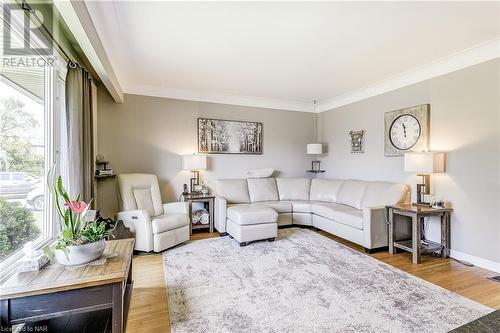 5304 Hodgson Avenue, Niagara Falls, ON - Indoor Photo Showing Living Room