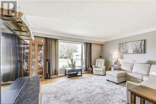 5304 Hodgson Avenue, Niagara Falls, ON - Indoor Photo Showing Living Room