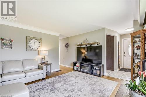 5304 Hodgson Avenue, Niagara Falls, ON - Indoor Photo Showing Living Room