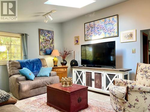 3705 Koochin Road, Grand Forks, BC - Indoor Photo Showing Living Room