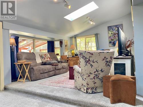 3705 Koochin Road, Grand Forks, BC - Indoor Photo Showing Living Room