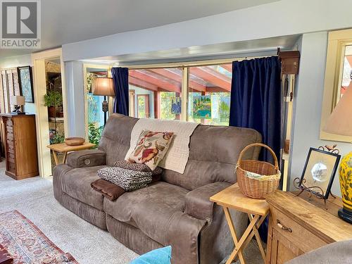 3705 Koochin Road, Grand Forks, BC - Indoor Photo Showing Living Room