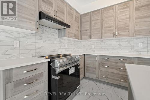 71 Sun Haven Lane, Thorold, ON - Indoor Photo Showing Kitchen With Upgraded Kitchen