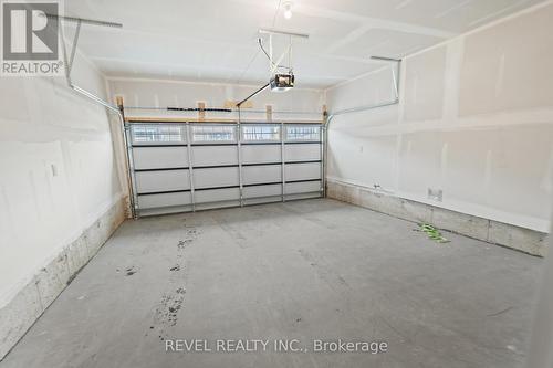 71 Sun Haven Lane, Thorold, ON - Indoor Photo Showing Garage