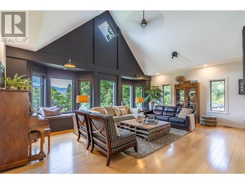 12019 Morrow Avenue, Summerland, BC - Indoor Photo Showing Living Room