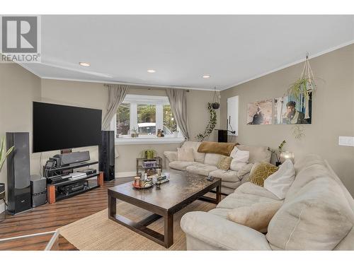 1185 Sunnyside Road, West Kelowna, BC - Indoor Photo Showing Living Room