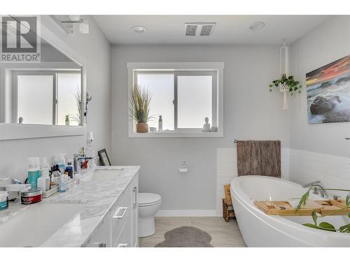 1185 Sunnyside Road, West Kelowna, BC - Indoor Photo Showing Bathroom