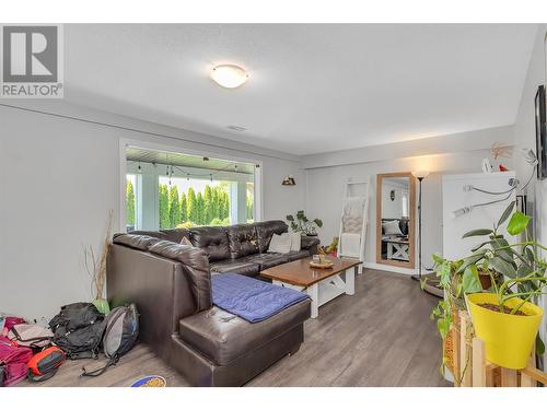 1185 Sunnyside Road, West Kelowna, BC - Indoor Photo Showing Living Room