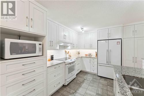 4113 Stagecoach Road, Osgoode, ON - Indoor Photo Showing Kitchen With Upgraded Kitchen