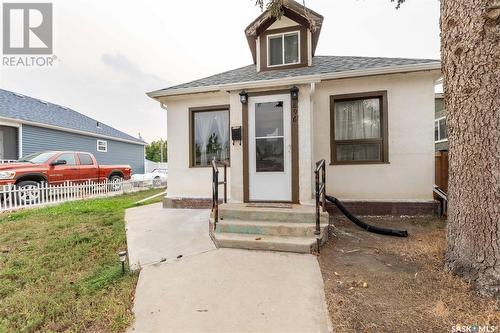 896 Grey Avenue, Moose Jaw, SK - Outdoor