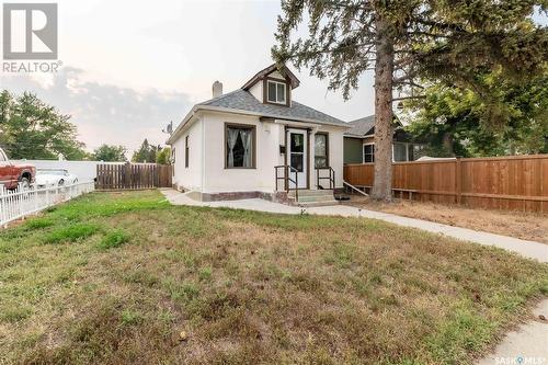 896 Grey Avenue, Moose Jaw, SK - Outdoor