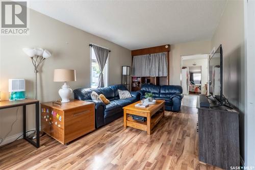 896 Grey Avenue, Moose Jaw, SK - Indoor Photo Showing Living Room