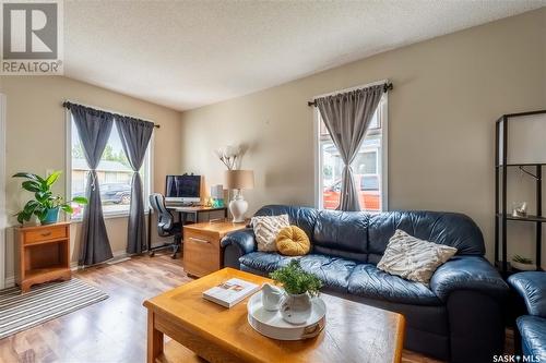 896 Grey Avenue, Moose Jaw, SK - Indoor Photo Showing Living Room