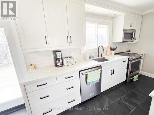 Main - 5382 Spruce Avenue, Burlington (Appleby), ON - Indoor Photo Showing Kitchen With Upgraded Kitchen