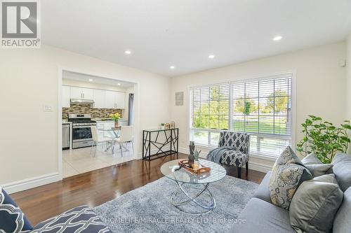 1434 Pate Court, Mississauga (East Credit), ON - Indoor Photo Showing Living Room