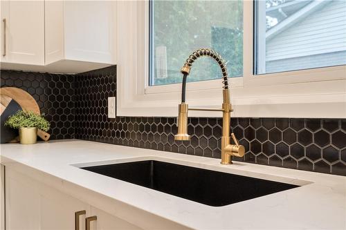 1309 Majestic Drive, Burlington, ON - Indoor Photo Showing Kitchen