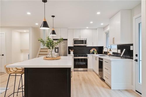 1309 Majestic Drive, Burlington, ON - Indoor Photo Showing Kitchen With Upgraded Kitchen